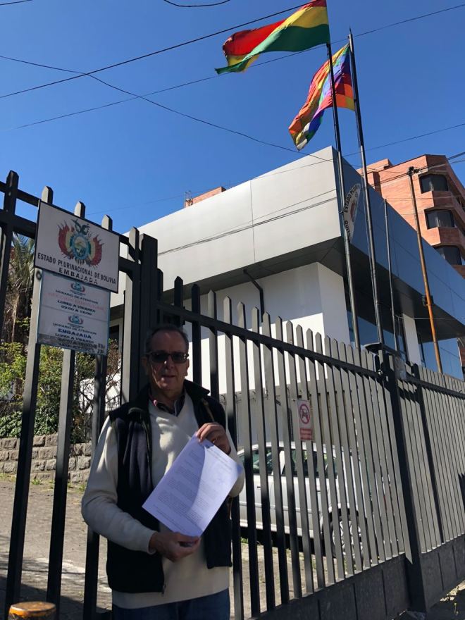 entrega de cuestionario TIDN Embajada de Bolivia-Ecuador